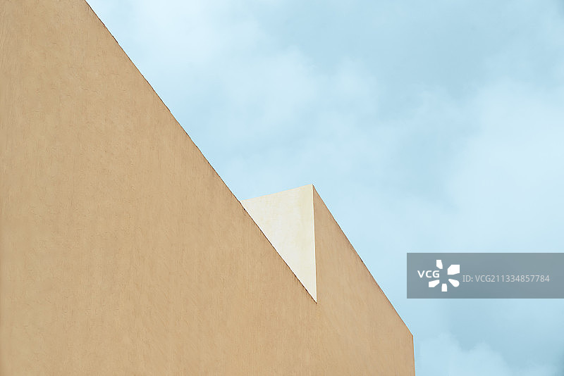 蓝天白云下的黄色墙角图片素材