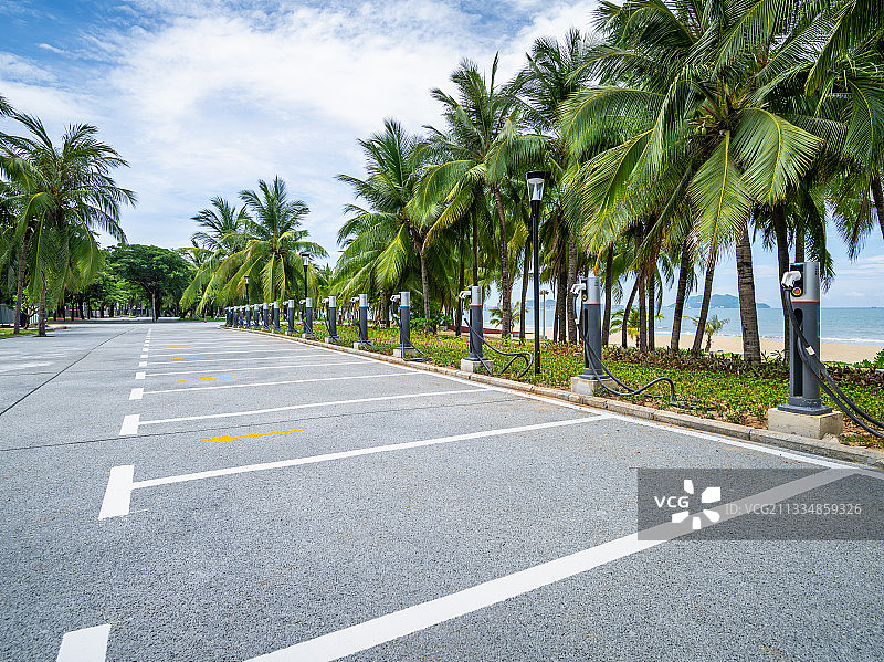 三亚湾海边新能源汽车充电站停车场成排的充电桩汽车广告背景图图片素材