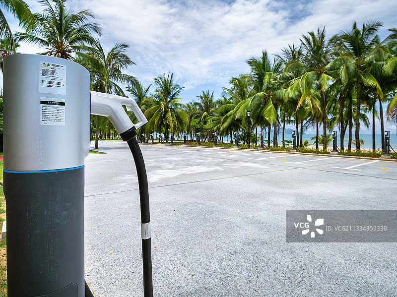 三亚湾海边新能源汽车充电站停车场成排的充电桩汽车广告背景图图片素材