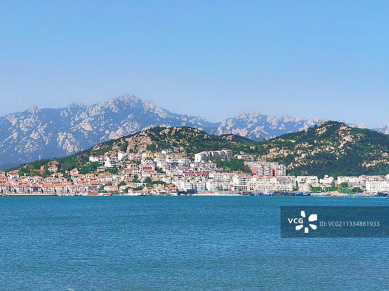 一半海一半山的小渔村。图片素材