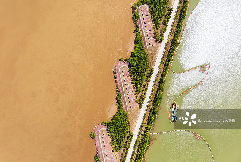 河南郑州黄河风景区人工湖与防波堤夏季户外航拍正上方视角图片素材