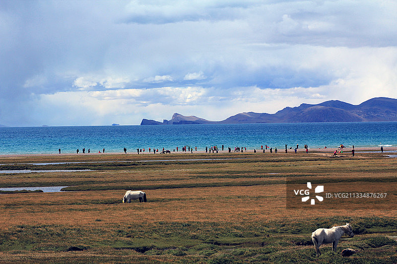 乌云下的纳木错图片素材