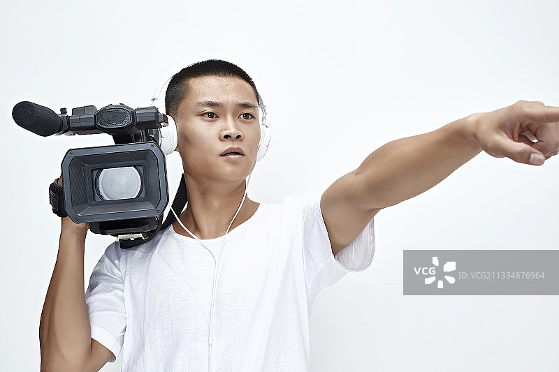 白色背景下手持摄像机进行录制拍摄的摄像师图片素材