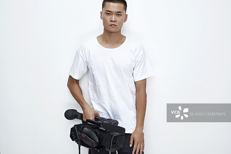 白色背景下手持摄像机进行录制拍摄的摄像师图片素材