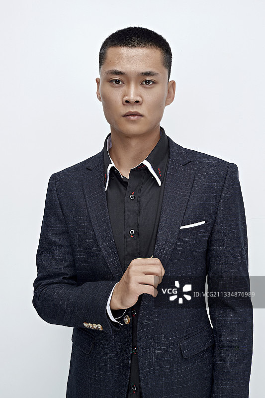 白色背景下的商务男士形象图片素材