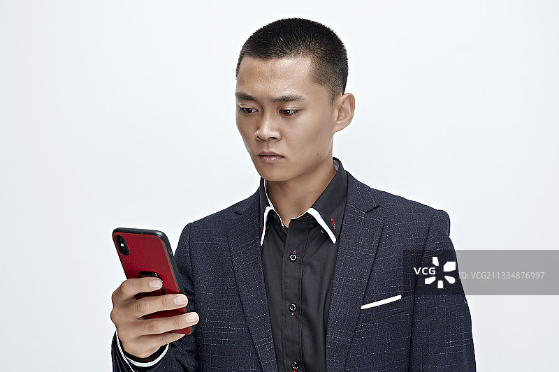 白色背景下使用手机的商务男士形象图片素材