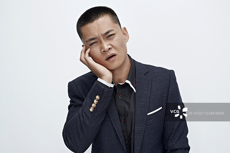 白色背景下的商务男士形象图片素材