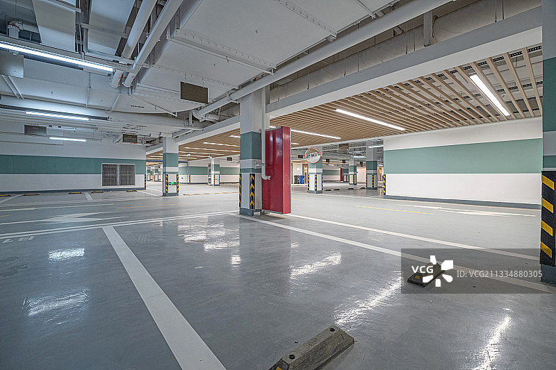 高档小区地下车库图片素材