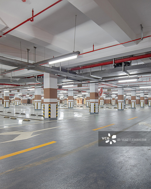 高档小区地下车库图片素材