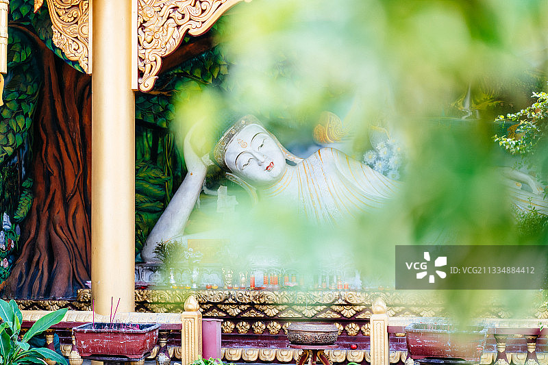 云南芒市勐焕大金塔景区内的卧佛图片素材