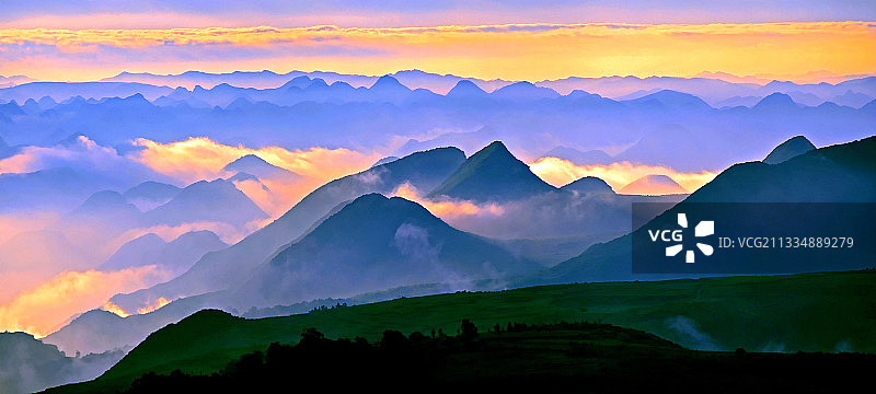 《峰峦叠嶂飘金纱》图片素材