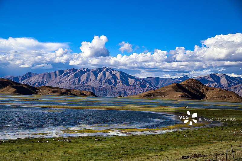 远眺班公错图片素材