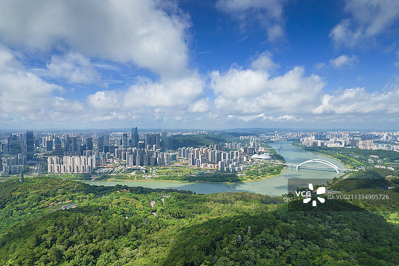 有船只的南宁青山绿水及邕江流域图片素材