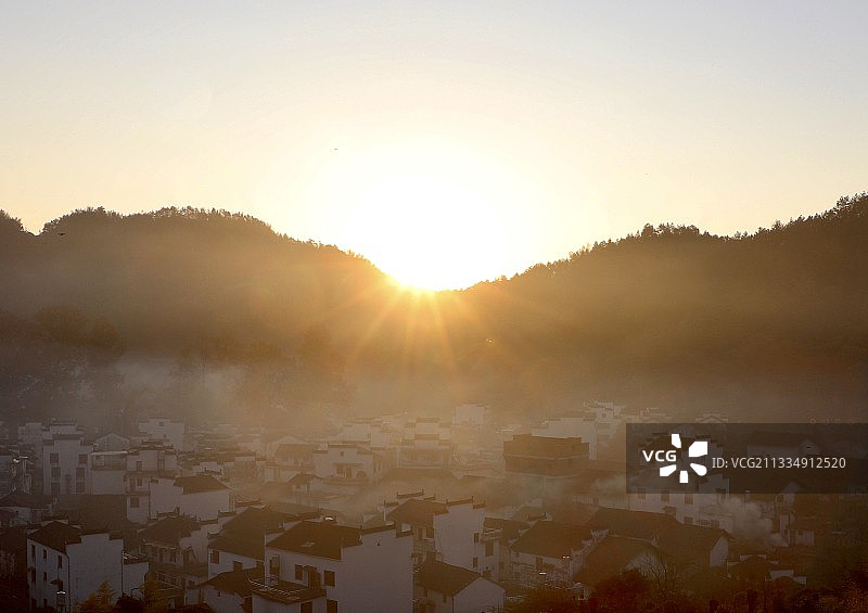 日出东方催人醒图片素材