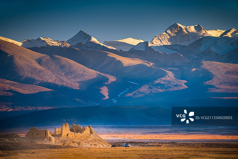 雪峰之下图片素材