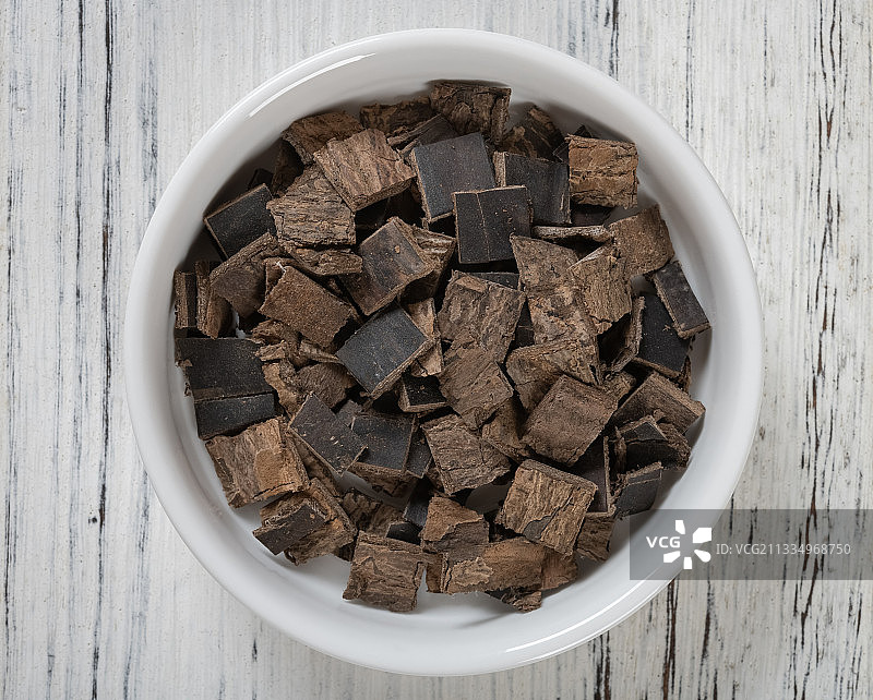 影棚拍摄中药杜仲垂直角度特写图片素材