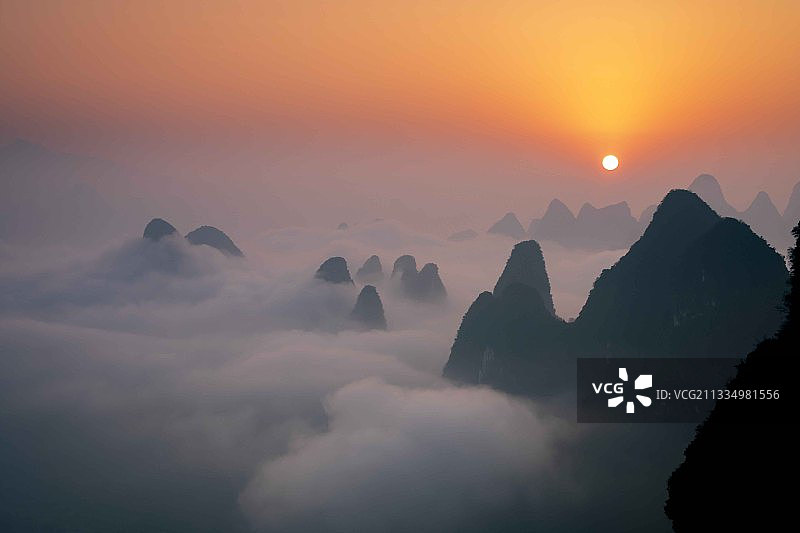 群峰伴日图片素材