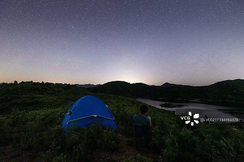 户外草地露营看星空的人图片素材