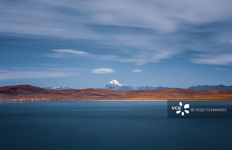 西藏阿里拉昂错看冈仁波齐峰图片素材