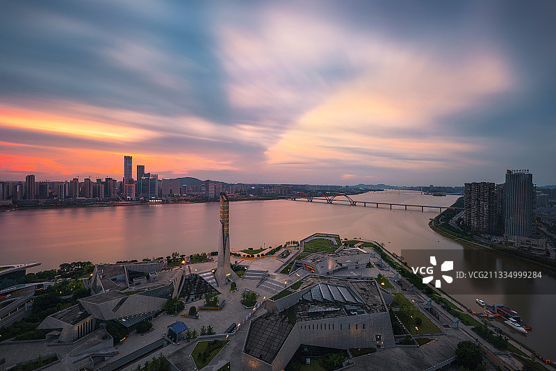 湖南省长沙市北辰三角洲晚霞火烧云城市风光全景天际线图片素材