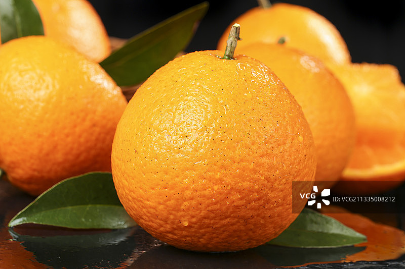 深底上的新鲜柑橘图片素材
