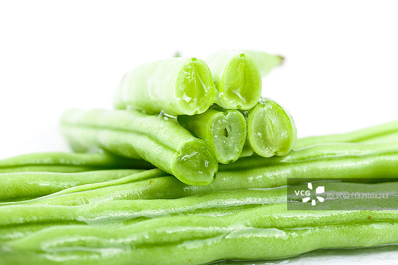 浅底上切开的四季豆图片素材
