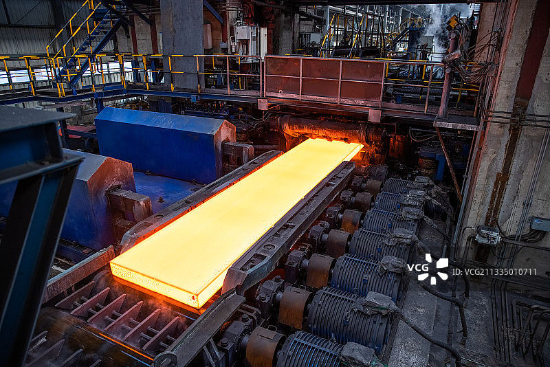 生产线上通红的钢坯图片素材