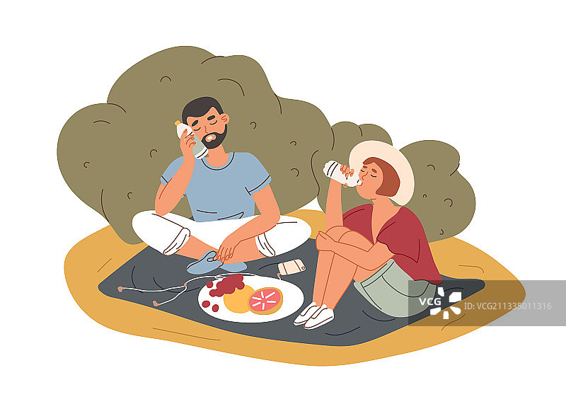 疲惫的人们在户外饮水解渴图片素材