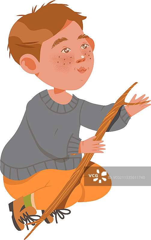 长着雀斑的男孩坐在树枝上玩耍图片素材