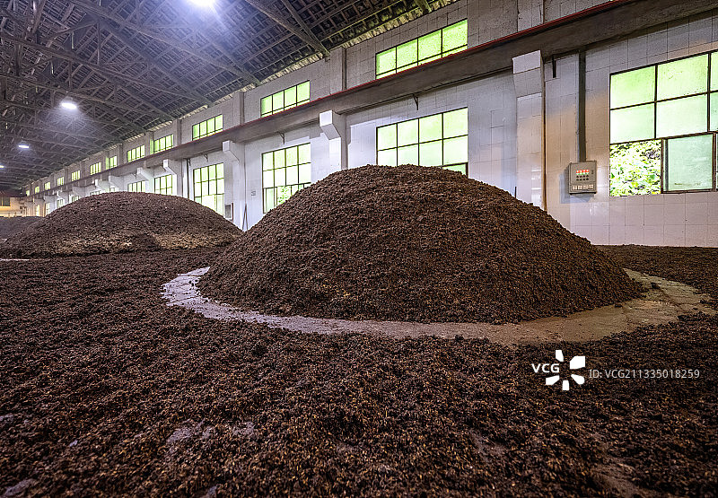 贵州省遵义市仁怀市茅台镇高粱酿酒车间图片素材