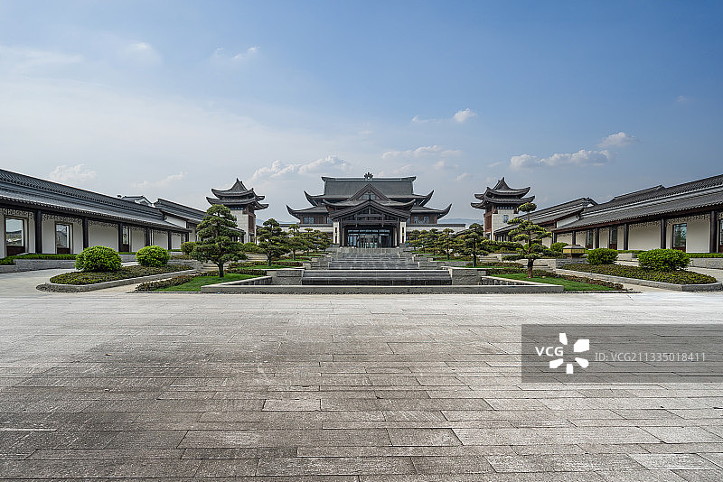 中国古典园林建筑和空旷的广场图片素材