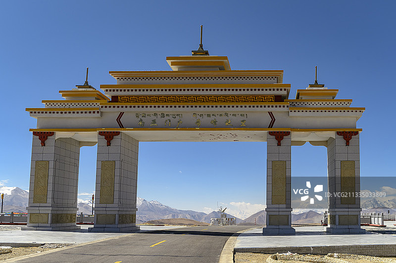 西藏日喀则：318国道的终点聂拉木县图片素材
