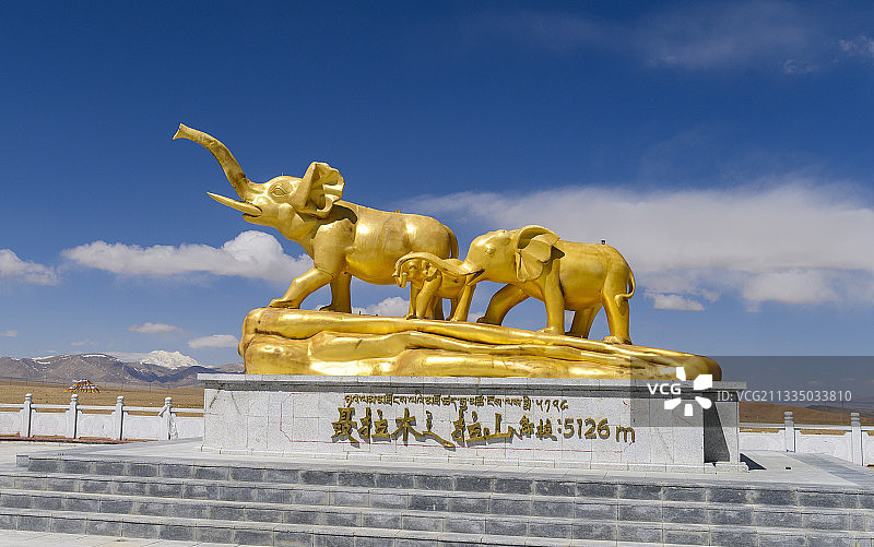 西藏日喀则：318国道的终点聂拉木县图片素材