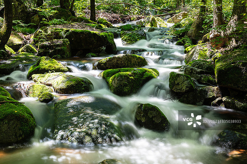 辽宁本溪桓仁枫林谷景区夏天流水瀑布慢门风光图片素材