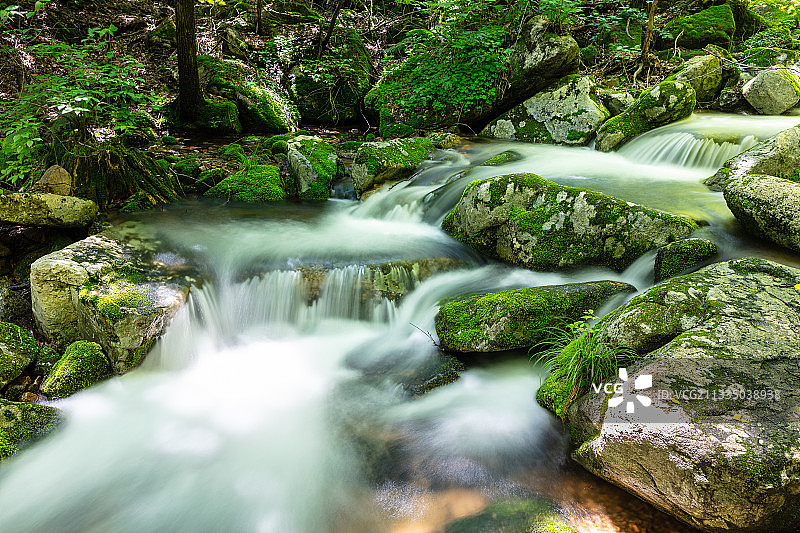 辽宁本溪桓仁枫林谷景区夏天流水瀑布慢门风光图片素材