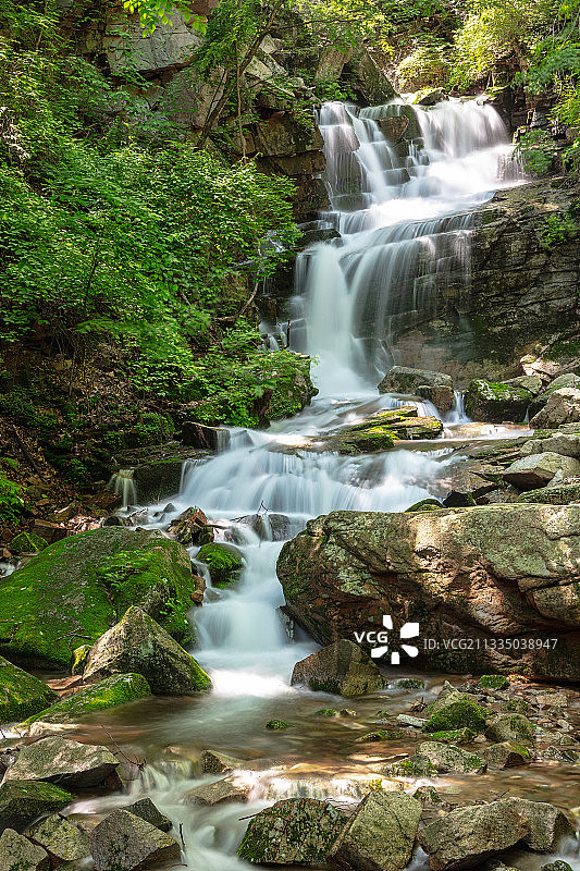 辽宁本溪桓仁枫林谷景区夏天流水瀑布慢门风光图片素材