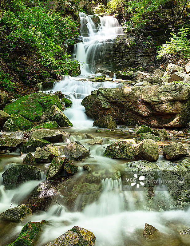 辽宁本溪桓仁枫林谷景区夏天流水瀑布慢门风光图片素材