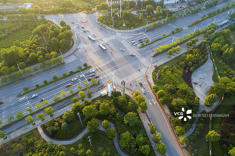 航拍城市道路十字路口绿色生态夕阳朝阳风光图片素材