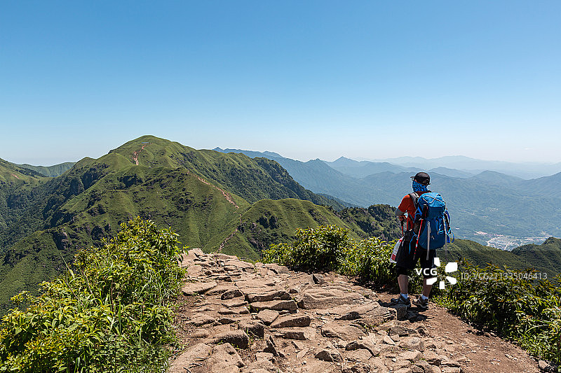 江西省萍乡市武功山风景区徒步者图片素材