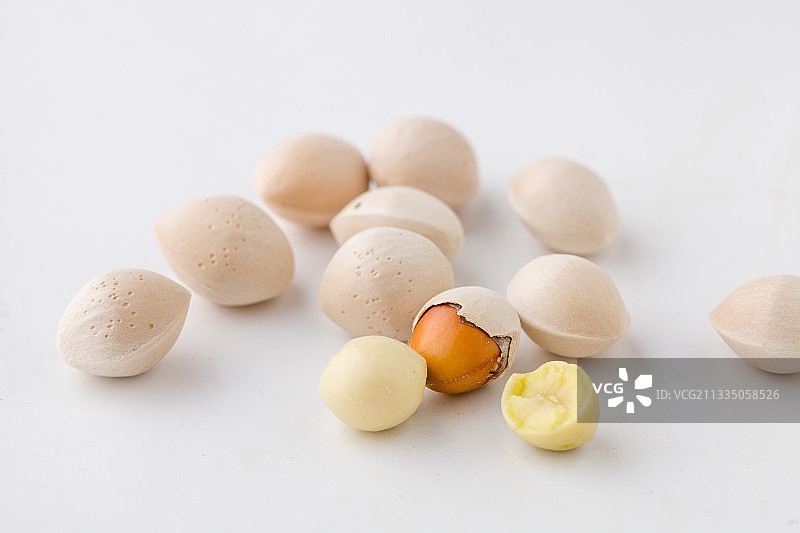 白果、坚果、白色背景、水果、草药、香料图片素材