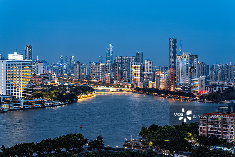 广州荔湾区白鹅潭和心形灯光的白天鹅宾馆图片素材