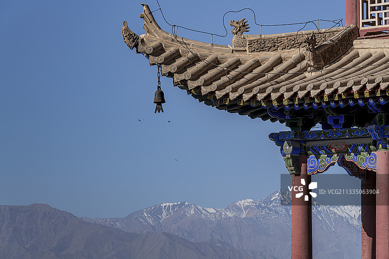 雪山下的嘉峪关城楼图片素材