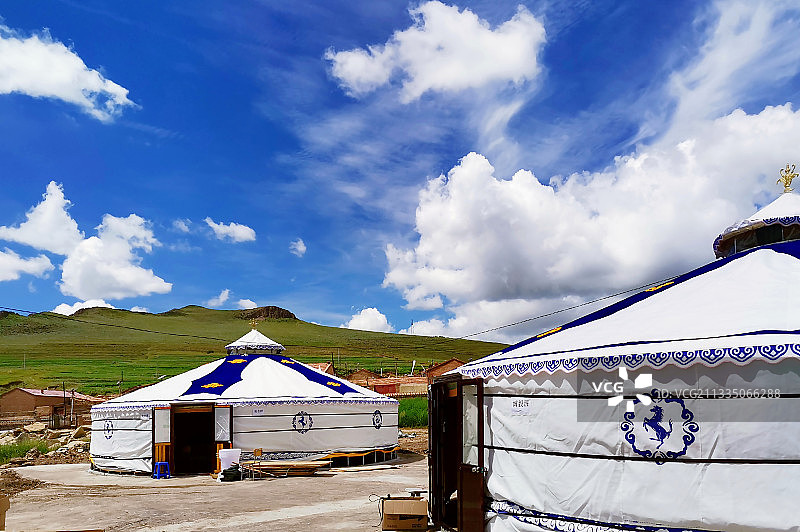 蒙古包和云朵图片素材