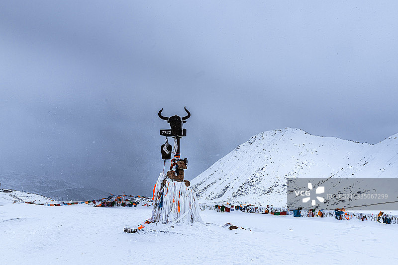 风雪中的色季拉山口图片素材