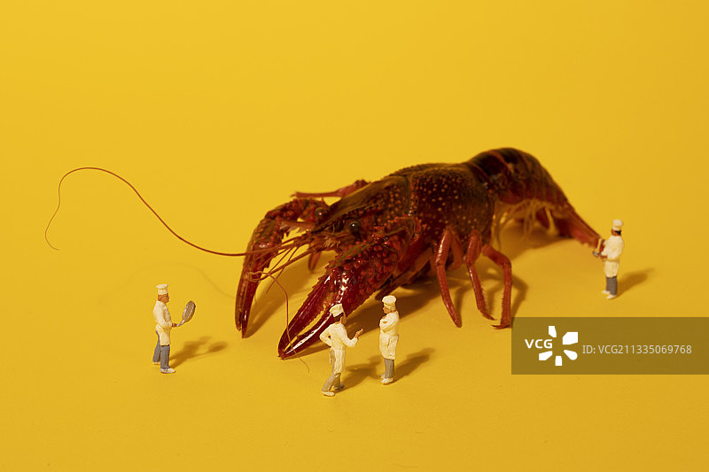 讨论烹饪小龙虾的厨师图片素材