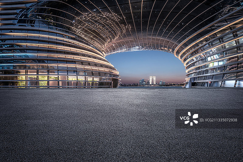 现代建筑城市天际线与沥青地面停车场图片素材