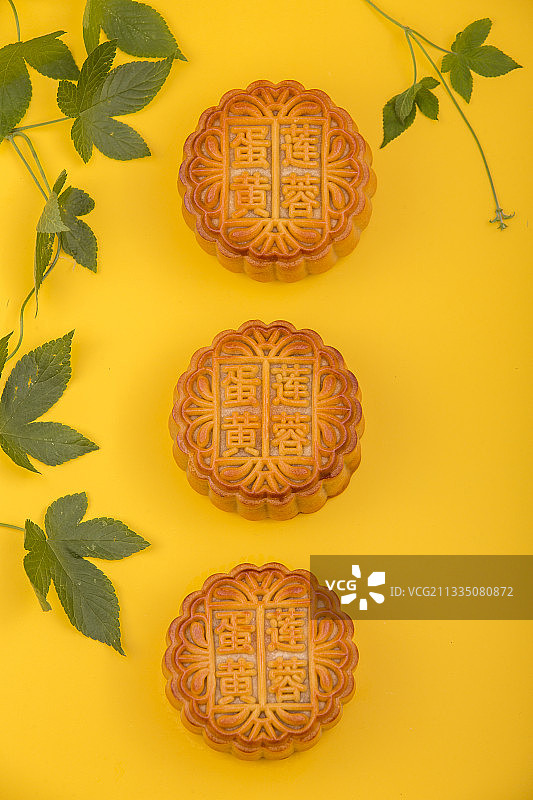 月饼：流心月饼中秋月饼蛋黄莲蓉月饼图片素材