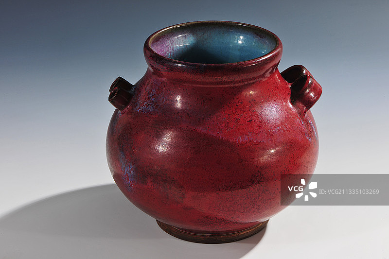 北宋钧窑紫红色窑变双咀双系罐图片素材
