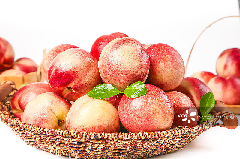 白底上放着一筐澳洲新鲜油桃图片素材