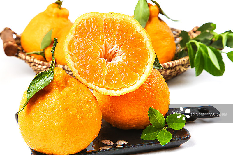 一盘四川丑橘放在白底上图片素材